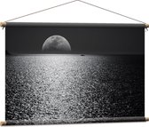 WallClassics - Textielposter - Maan aan de Horizon bij de Zee Zwart / Wit - 90x60 cm Foto op Textiel