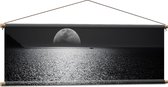 WallClassics - Textielposter - Maan aan de Horizon bij de Zee Zwart / Wit - 120x40 cm Foto op Textiel