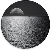 WallClassics - Dibond Muurcirkel - Maan aan de Horizon bij de Zee Zwart / Wit - 30x30 cm Foto op Aluminium Muurcirkel (met ophangsysteem)