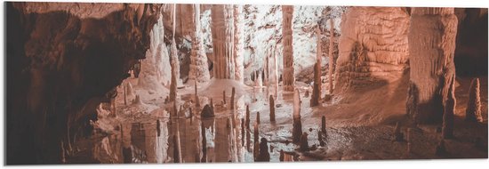 WallClassics - Acrylglas - Bruine Grot met Stalactieten en Stalagmieten - 120x40 cm Foto op Acrylglas (Wanddecoratie op Acrylaat)
