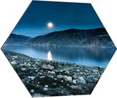 WallClassics - Dibond Hexagon - Ochtend Zon Boven Bergen bij Rivier - 70x60.9 cm Foto op Hexagon (Met Ophangsysteem)