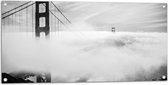 WallClassics - Tuinposter – Hevige Mist bij Grote Brug - Zwart / Wit - 100x50 cm Foto op Tuinposter  (wanddecoratie voor buiten en binnen)