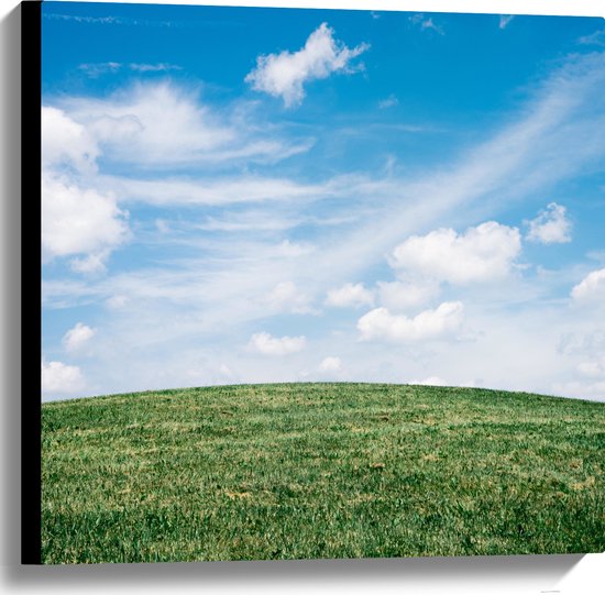 WallClassics - Canvas  - Heldere Lucht met Wolken boven Gras Heuvel - 60x60 cm Foto op Canvas Schilderij (Wanddecoratie op Canvas)