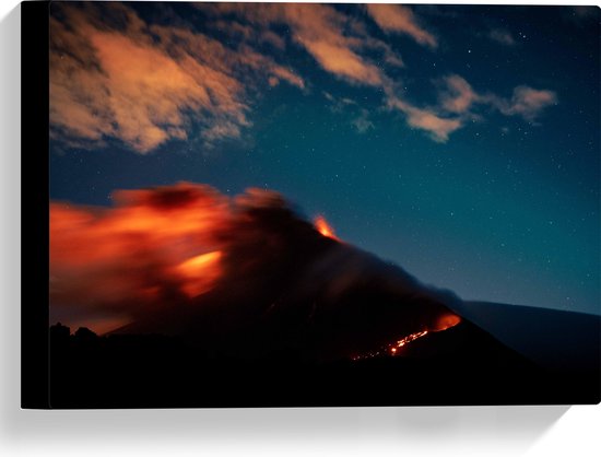 WallClassics - Canvas  - Uitbarstende Vulkaan in de Nacht - 40x30 cm Foto op Canvas Schilderij (Wanddecoratie op Canvas)