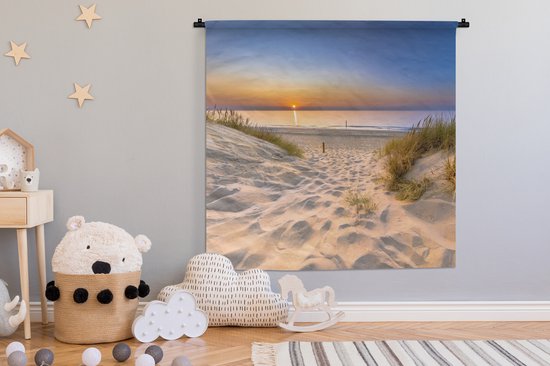Wandkleed van een duinpad bij zonsondergang in een kinderkamer met speelgoed en een berenmand.