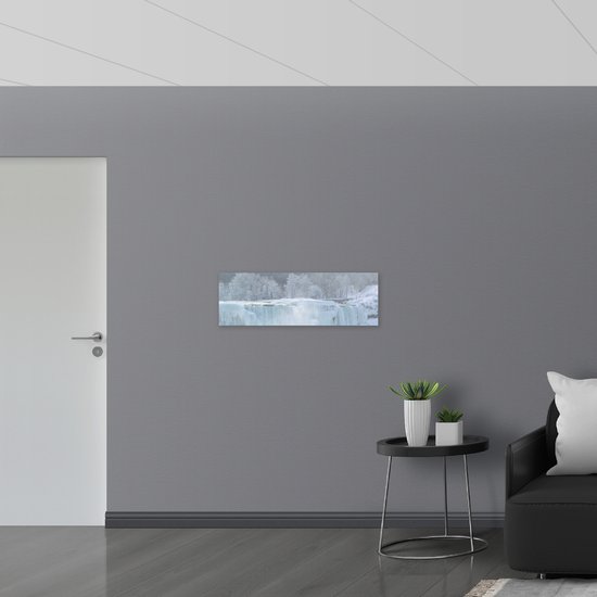 WallClassics - Dibond - Witte Winter Waterval - 90x30 cm Foto op Aluminium (Met Ophangsysteem)