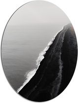 WallClassics - Dibond Ovaal - Zwart Strand met Golven - 60x80 cm Foto op Ovaal (Met Ophangsysteem)