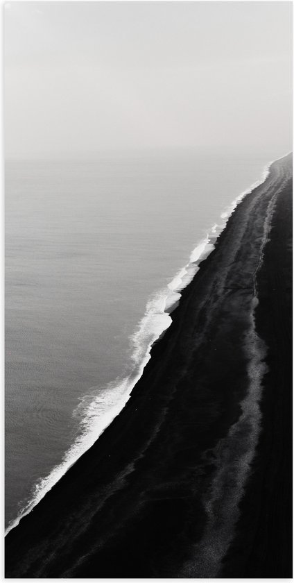 WallClassics - Poster Glanzend – Zwart Strand met Golven - 50x100 cm Foto op Posterpapier met Glanzende Afwerking