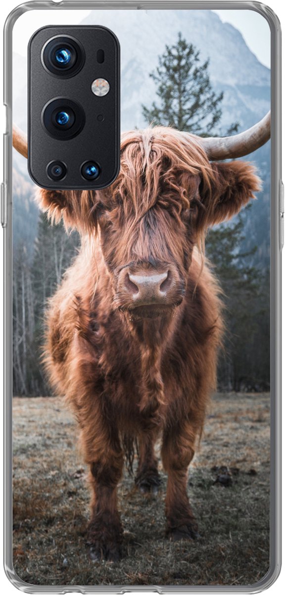 Telefoonhoesje Geschikt voor OnePlus 9 Pro hoesje - Schotse hooglander - Koe - Dieren - Berg - Natuur - Siliconen Telefoonhoesje Telefoonhoesje