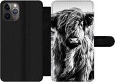 Bookcase Geschikt voor iPhone 11 Pro Max telefoonhoesje - Schotse hooglander - Natuur - Koe - Zwart - Wit - Met vakjes - Wallet case met magneetsluiting