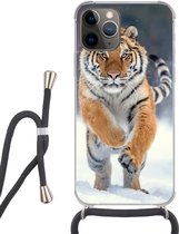 Hoesje met koord Geschikt voor iPhone 13 Pro Max - Tijger - Landschap - Sneeuw - Winter - Dieren - Siliconen - Crossbody - Backcover met Koord - Telefoonhoesje met koord - Hoesje met touw