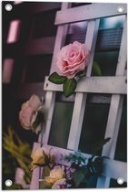 WallClassics - Tuinposter – Hekje met Kunstbloemen - 40x60 cm Foto op Tuinposter  (wanddecoratie voor buiten en binnen)