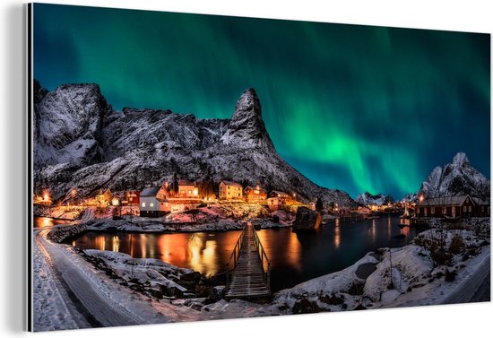 Wanddecoratie Metaal - Aluminium Schilderij Industrieel - Noorderlicht - IJsland - Sneeuw - Dorp - Groen - Bergen - 40x20 cm - Dibond - Foto op aluminium - Industriële muurdecoratie - Voor de woonkamer/slaapkamer