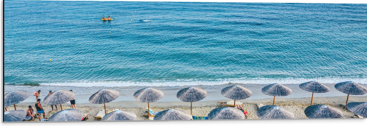 Dibond - Rieten Parasols met Ligbedjes op het Strand - 90x30 cm Foto op Aluminium (Met Oph