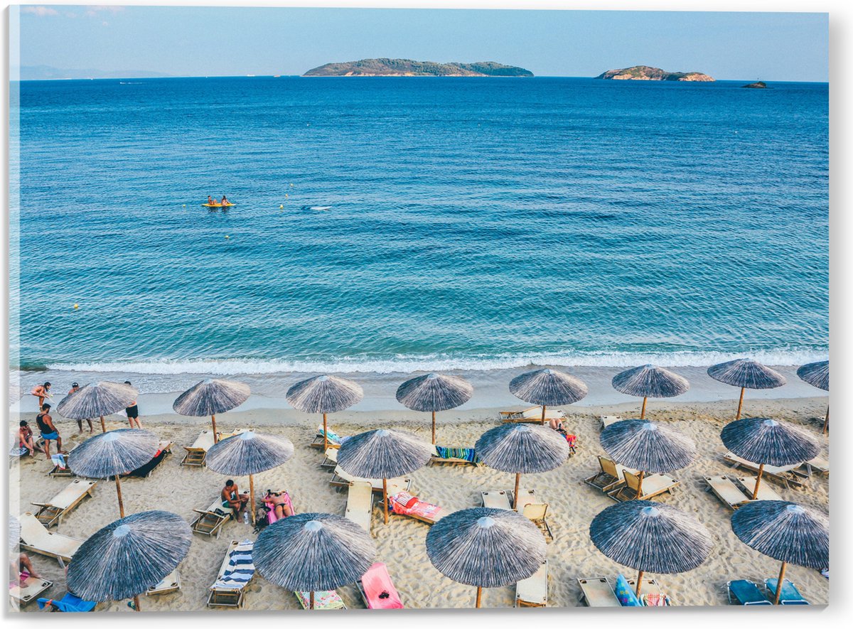 Acrylglas - Rieten Parasols met Ligbedjes op het Strand - 40x30 cm Foto op Acrylglas (Met 