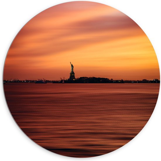 WallClassics - Dibond Muurcirkel - Oranje Lucht boven Vrijheidsbeeld in New York - 100x100 cm Foto op Aluminium Muurcirkel (met ophangsysteem)
