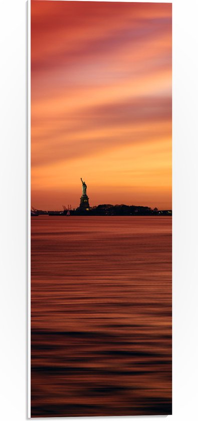 WallClassics - PVC Schuimplaat - Oranje Lucht boven Vrijheidsbeeld in New York - 20x60 cm Foto op PVC Schuimplaat (Met Ophangsysteem)