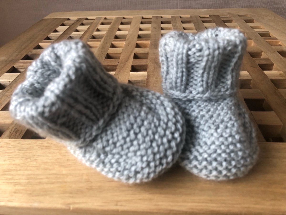 Babyslofjes 0-6 maanden | baby sokken | gebreid | lichtgrijs | handgemaakt | baby cadeau | baby shower cadeau | kraamcadeau | pantoffels meisjes jongens | warme pantoffels |
