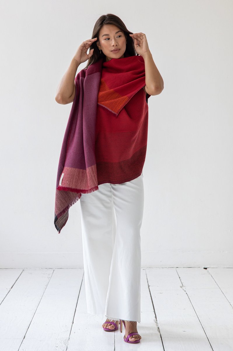 cape infinity merlot | shawl | poncho | 4 seasons | scarves | handmade | sustainable | beautiful colors | multifunctional | sleeveless | Himalayan wool |