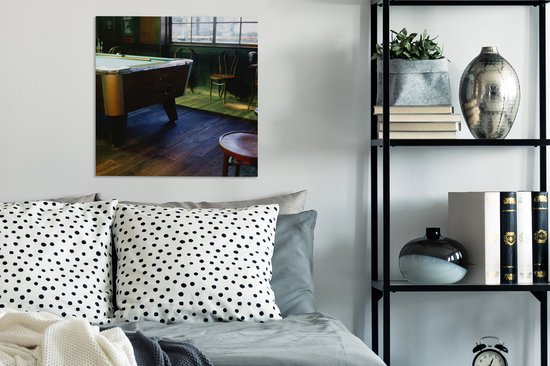 Une table de billard est dans une toile de pub 50x50 cm - Tirage photo sur toile (Décoration murale salon / chambre)