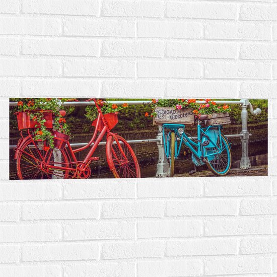 WallClassics - Muursticker - Rood/Blauwe Fietsen met Bloemen Gevuld - 90x30 cm Foto op Muursticker