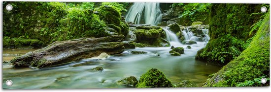 WallClassics - Tuinposter – Groen Natuur Gebied met Waterval - 90x30 cm Foto op Tuinposter  (wanddecoratie voor buiten en binnen)