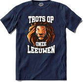 Trots op onze leeuwen - Oranje elftal WK / EK voetbal kampioenschap - bier feest kleding - grappige zinnen, spreuken en teksten - T-Shirt - Heren - Navy Blue - Maat 4XL