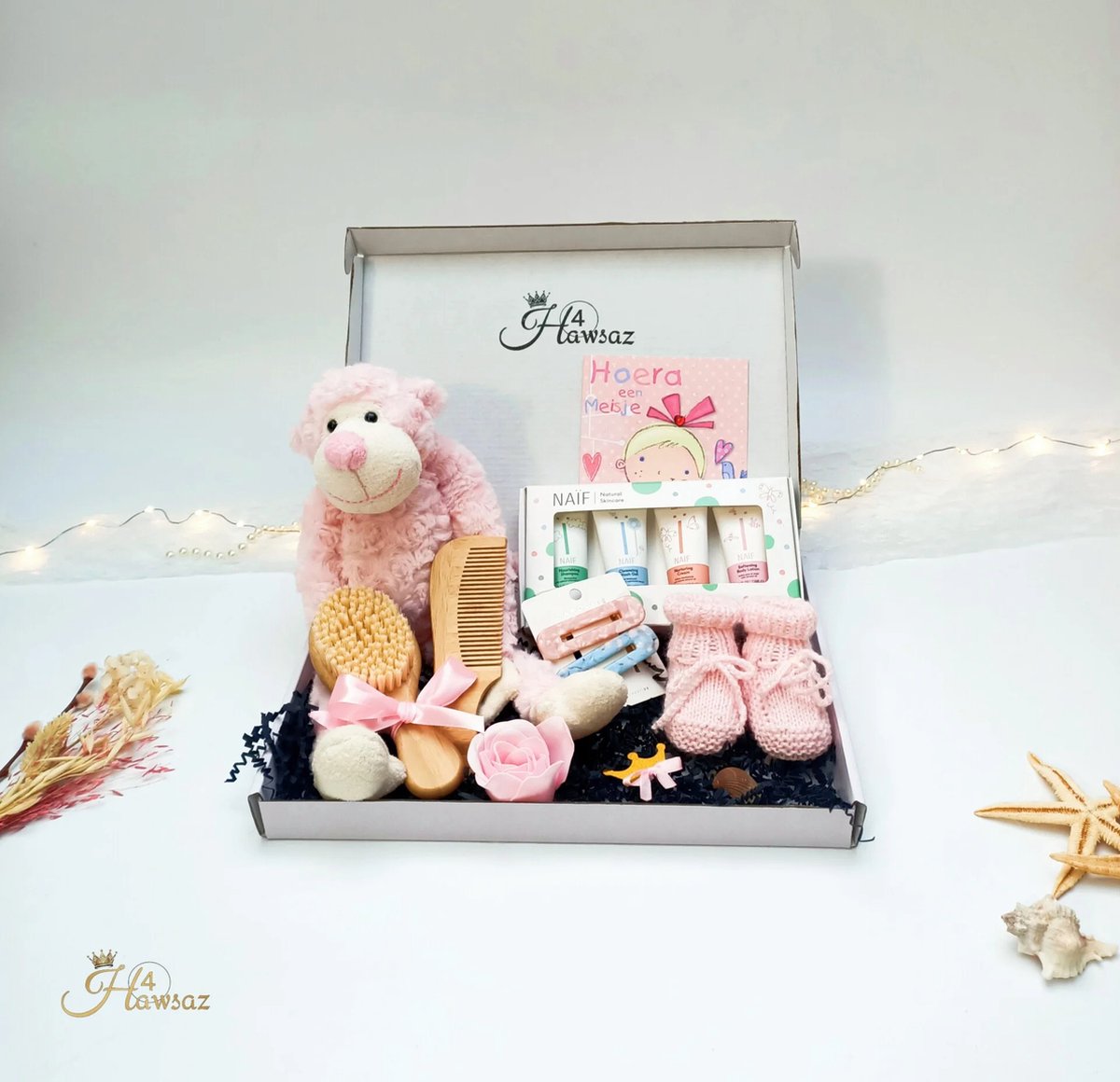 Goedkoopste Gepersonaliseerde kraamcadeaus - Baby knuffel - Geboortekaartje - Babyset - Naif verzorging - Hawsaz.nl cadeau - Geboortecadeau - babyshower - Kraampakket - Babyverzorging - Babygeschenkset - Knuffel appje - Houten kam en borstel met naam