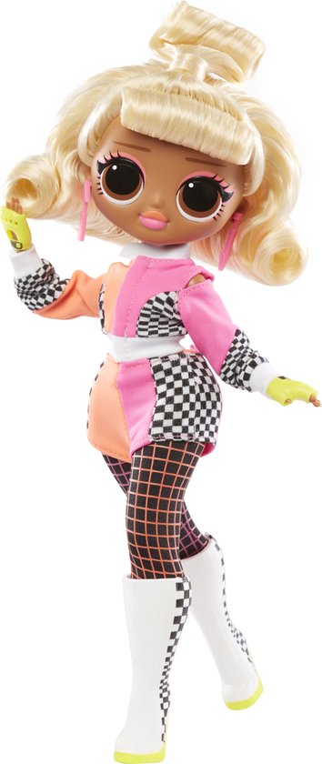 L.O.L. Surprise! OMG Speedster pop met blond haar, felgekleurde racewagen-outfit en witte laarzen.