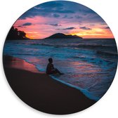 WallClassics - Dibond Muurcirkel - Persoon zittend op Strand met Zonsondergang - 50x50 cm Foto op Aluminium Muurcirkel (met ophangsysteem)