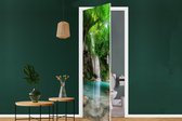 Deursticker Jungle - Waterval - Planten - Water - Natuur - 90x235 cm - Deurposter