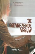 Een vrouw met blond haar kijkt naar rechts, terwijl ze met haar handen bezig is. De titel 'De Godvrezende Vrouw' staat in grote letters op de omslag.