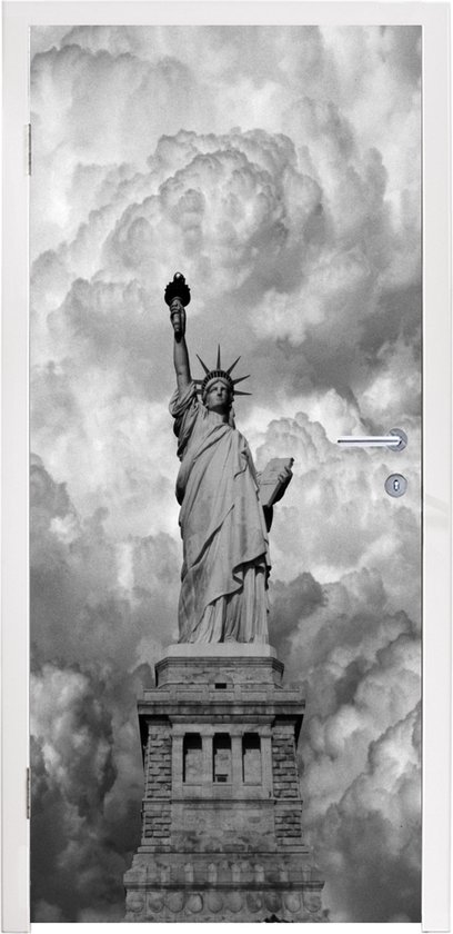 Deursticker Vrijheidsbeeld in New York op een bewolkte dag in zwart-wit - 95x215 cm - Deurposter