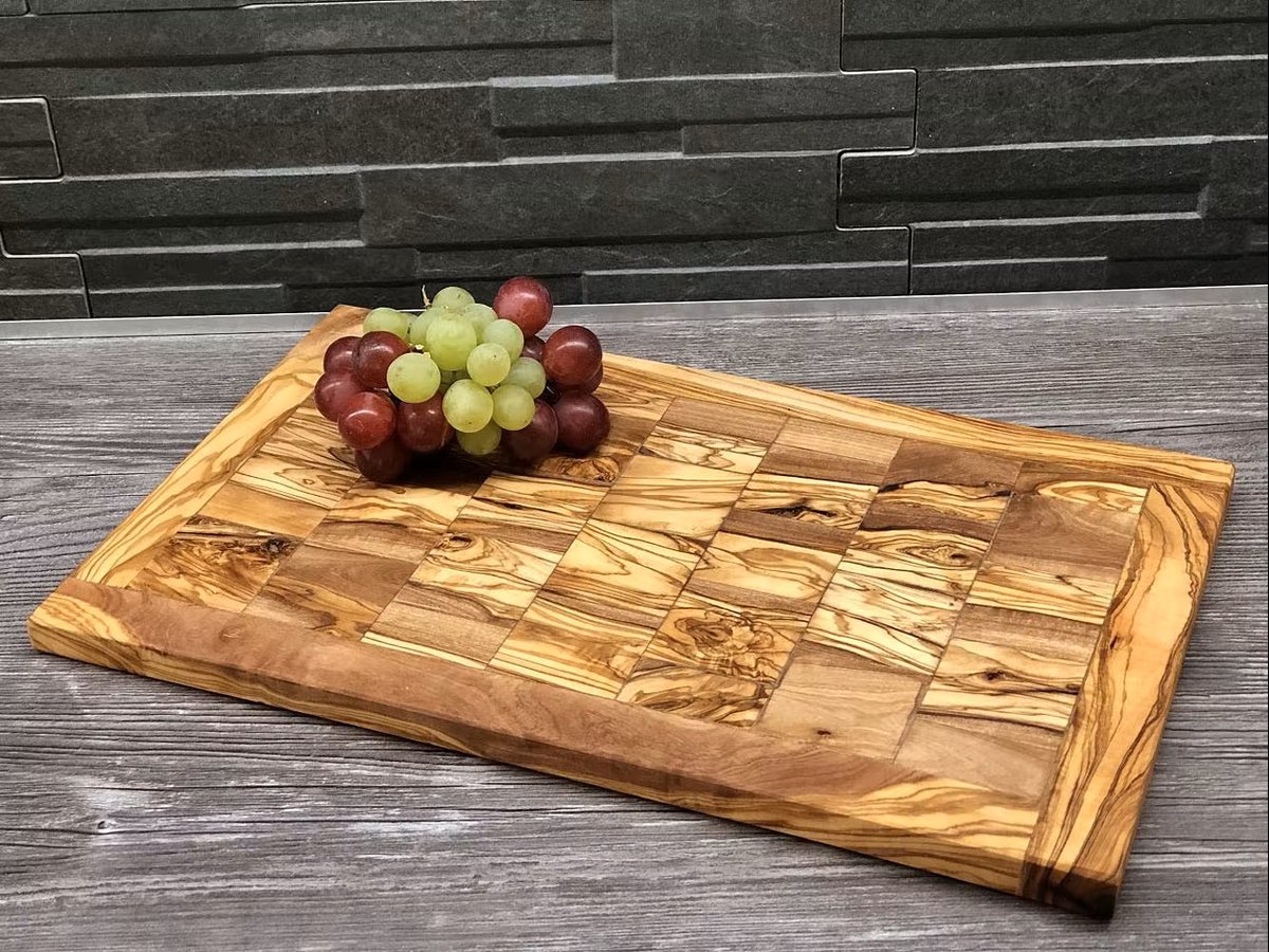 Prachtige serveerplank - borrelplank - tapasplank - kaasplank - hapjesplank - gemaakt uit duurzaam olijfhout - 42x25cm