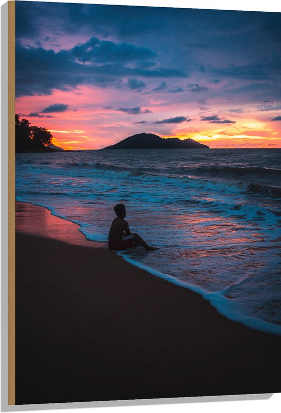 WallClassics - Hout - Persoon zittend op Strand met Zonsondergang - 70x105 cm - 12 mm dik - Foto op Hout (Met Ophangsysteem)