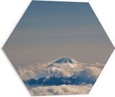 WallClassics - PVC Schuimplaat Hexagon  - Bergtop boven de Wolken - 50x43.5 cm Foto op Hexagon (Met Ophangsysteem)