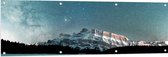WallClassics - Tuinposter – Bergen onder de Sterrenhemel - 150x50 cm Foto op Tuinposter  (wanddecoratie voor buiten en binnen)