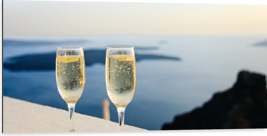 WallClassics - Dibond - Champagne Glazen - 100x50 cm Foto op Aluminium (Met Ophangsysteem)