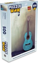 Puzzel Gekleurde akoestische gitaar in een kamer met een betonnen muur - Legpuzzel - Puzzel 500 stukjes