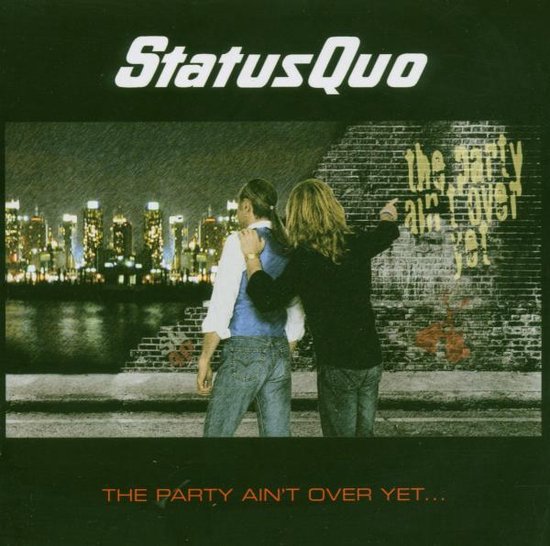 Status Quo - The Party Ain't Over Yet albumhoes. Twee mannen staan voor een muur met graffiti. Stad op achtergrond.