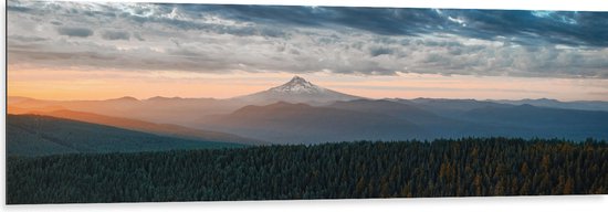 WallClassics - Dibond - Wolkenbed boven Berglandschap - 150x50 cm Foto op Aluminium (Met Ophangsysteem)
