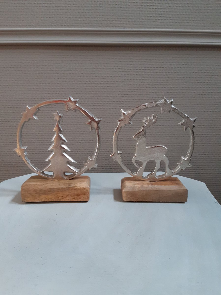 Set van 2 metalen kerstornamenten op houten staander