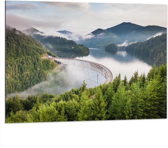 WallClassics - Dibond - Dam tussen de Bergen en Bossen - 100x75 cm Foto op Aluminium (Wanddecoratie van metaal)