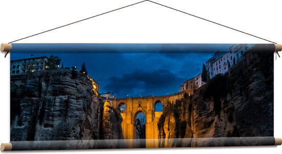 WallClassics - Textielposter - Brug tussen Bergen in Spanje - 90x30 cm Foto op Textiel