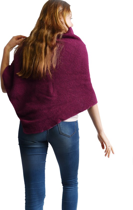 Model draagt een aubergine gebreide omslagdoek over een wit shirt en jeans, van achteren gezien.