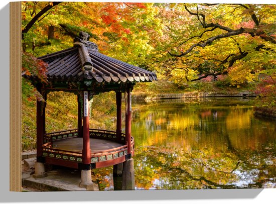 WallClassics - Hout - Gazebo bij een Vijver - Secret Garden - Seoul - 40x30 cm - 12 mm dik - Foto op Hout (Met Ophangsysteem)