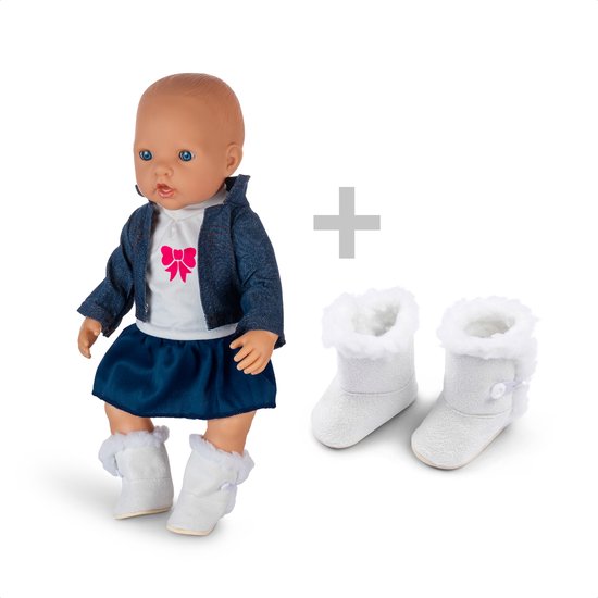 Pop met spijkerjasje, wit T-shirt, blauwe rok en witte laarsjes, naast een paar witte laarsjes.