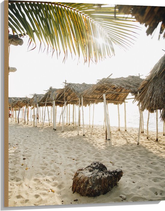 WallClassics - Hout - Gebouwde Rieten Huisjes op het Strand - 75x100 cm - 12 mm dik - Foto op Hout (Met Ophangsysteem)