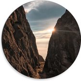 WallClassics - Dibond Muurcirkel - Zon Achter de Bergen - 30x30 cm Foto op Aluminium Muurcirkel (met ophangsysteem)
