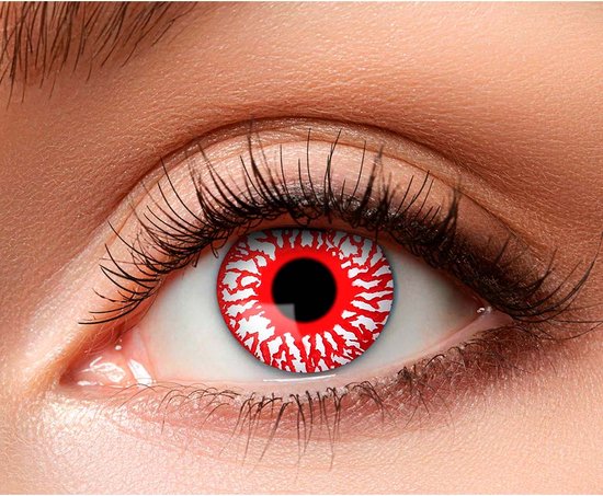 Close-up van een oog met een rode contactlens met witte, bloedachtige patronen.